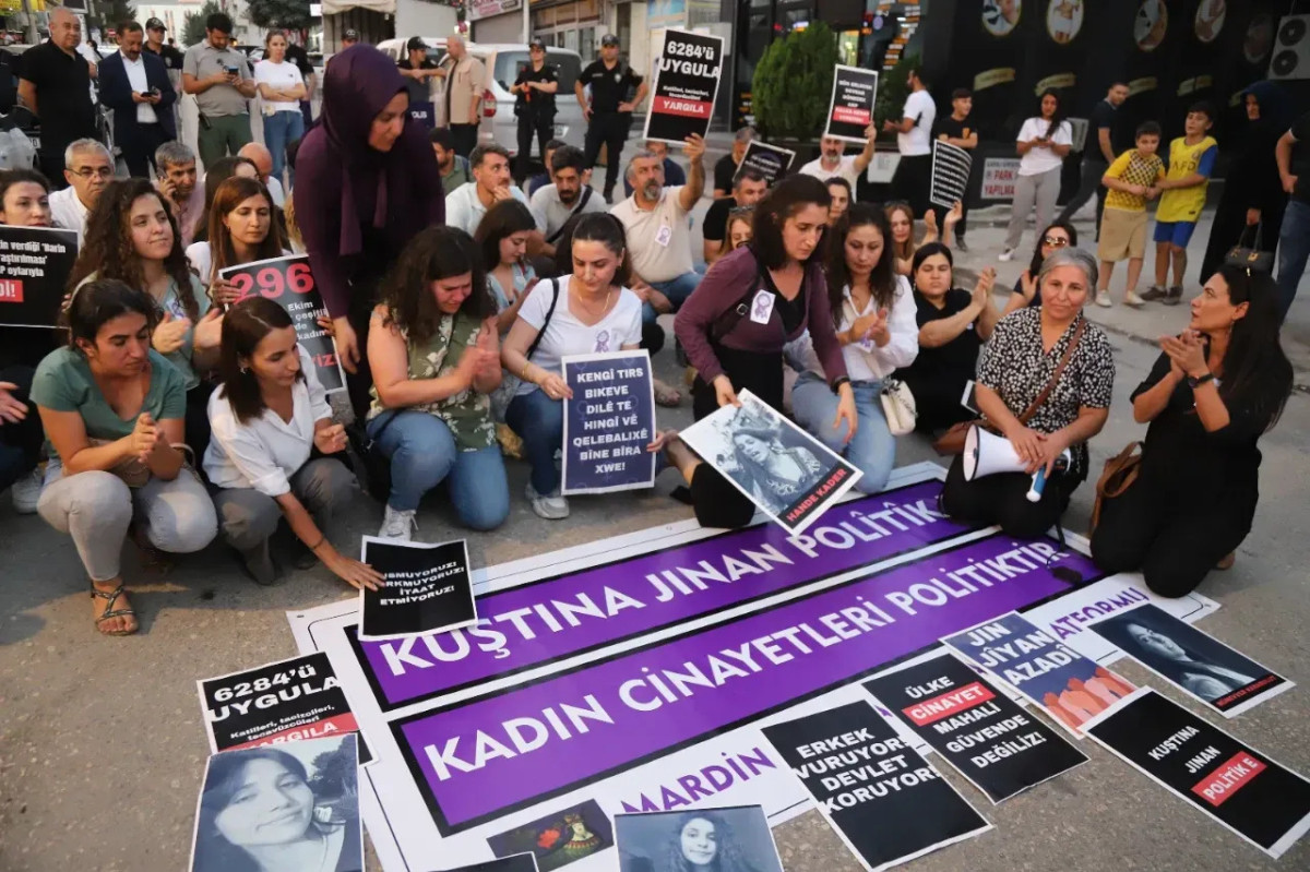 Mardin’de Kadınlar, Cinayetleri Protesto İçin Yürüyüşte Polis Barikatını Aştı, Caddeyi Trafiğe Kapattı