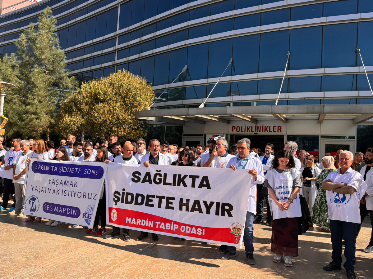 Sağlık Çalışanları, Darp Edilen Doktor İçin Protesto Düzenledi